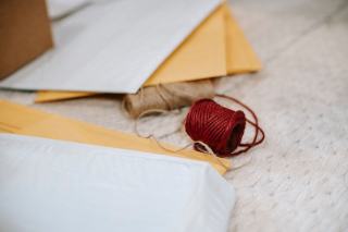 Relance écrite avant la procédure de recouvrement du loyer Courrier de relance posé sur un bureau, première étape du recours en cas d'impayé